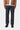 Jean Klondike Pant Carhartt WIP en coton bio brut foncé, porté par un homme avec veste marron et chaussures noires.