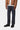 Homme portant un jean en coton bio Klondike Carhartt WIP, veste marron, t-shirt blanc et chaussures noires.