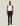 Homme portant un Pantalon Costume Como Regular Les Deux bleu marine avec un débardeur blanc et des mocassins noirs.
