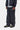 Pantalon de survêtement Bolon Carhartt WIP gris foncé, logo, veste assortie et bottes de randonnée.