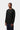 Homme portant un T-shirt Carhartt WIP L/S Chase noir à manches longues avec un logo doré et un jean.