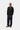 T-shirt manches longues Carhartt WIP L/S Chase noir porté par un homme avec un jean bleu foncé et des chaussures marron.
