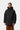 Parka Stanwood noire Carhartt WIP avec capuche, portée par un homme.