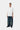 Homme portant un T-Shirt Chapter Script Carhartt WIP blanc oversize, un jean baggy bleu et des chaussures noires.