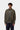 Veste pull Curtis Carhartt WIP vert foncé texturé à fermeture éclair, portée par un homme sur fond blanc.