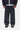 Pantalon de survêtement Bolon Carhartt WIP bleu marine, coupe ample, avec logo blanc, porté par un homme.