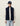 Homme portant un Gilet Teddy Les Deux bleu marine avec un patch, un pull beige et une casquette LD.