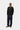T-shirt manches longues Carhartt WIP L/S Chase noir porté par un homme avec un jean bleu foncé et des chaussures marron.
