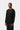 Homme portant un T-shirt Carhartt WIP L/S Chase noir à manches longues avec un logo doré et un jean.