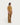 Homme portant le pantalon Maji Bio Root Brown Homecore, de couleur brun terre, avec un t-shirt marron clair.