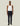 Homme portant un Pantalon Costume Como Regular Les Deux bleu marine avec un débardeur blanc et des mocassins noirs.