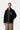 Homme portant le Carhartt WIP Prentis Liner Noir, une veste doublure en molleton noir avec col montant et poche poitrine.