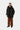 Homme portant une parka Stanwood noire Carhartt WIP, un t-shirt noir, un pantalon en velours côtelé marron et des mocassins noirs.