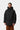 Parka Stanwood noire Carhartt WIP avec capuche, portée par un homme.