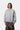 Mannequin portant le Sweat Ebbert gris de Carhartt WIP avec un logo discret sur la poitrine.