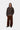 Homme portant un sweat Carhartt WIP Ebbert Tabac/Blanc, un pantalon en velours côtelé marron et des mocassins noirs.