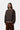 Mannequin masculin portant le sweat Carhartt WIP Ebbert Tabac avec logo blanc, associé à un pantalon en velours côtelé marron.