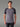 Homme portant le T-shirt 100% Mérinos BIAFO AYAQ gris et anthracite, idéal pour le sport.