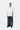 Homme portant un T-Shirt Chapter Script Carhartt WIP blanc oversize, un jean baggy bleu et des chaussures noires.