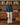 Femme portant The Re-Run Americana, un sweat-shirt bleu à col, chemise blanche, pantalon large et baskets.