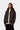 Homme portant une veste à capuche zippée Carhartt WIP Ebbert couleur tabac, avec logo blanc, sur fond uni.